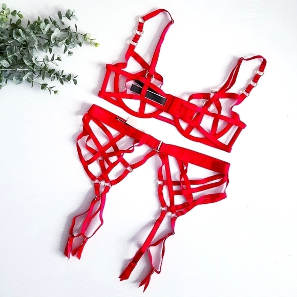 VICTORIA'S SECRET Red Very Sexy Strappy Harness Bra & Garther Belt 2 Pc Set - Picture 2 of 11